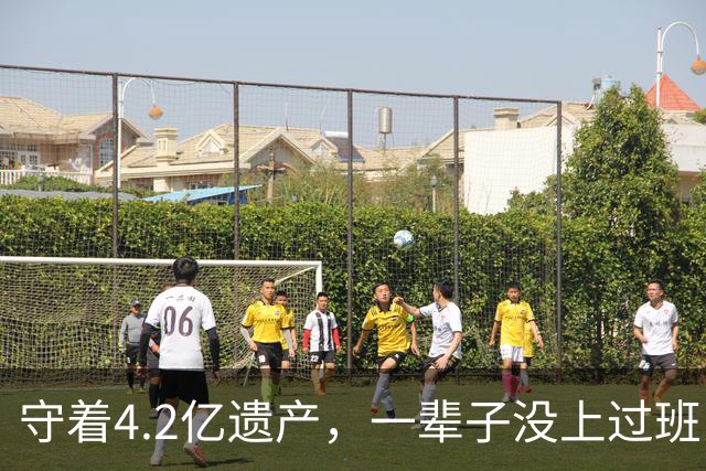 守着4.2亿遗产，一辈子没上过班，没结过一次婚，每天就是陪三个女友吃饭逛街，每月给每人50万生活费。他最新发声：梅艳芳骨灰找不回来了